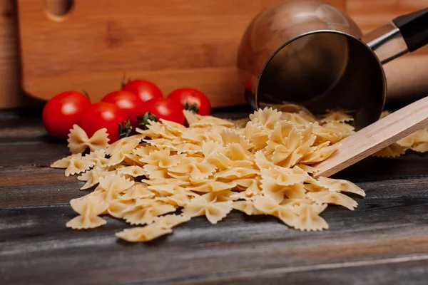 Piatti di pasta cucina italiana tavolo di cottura a legna — Foto Stock