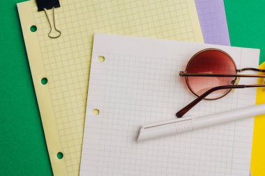 Ofis gözlükleri not defteri. Ofis işleri kalemleri.