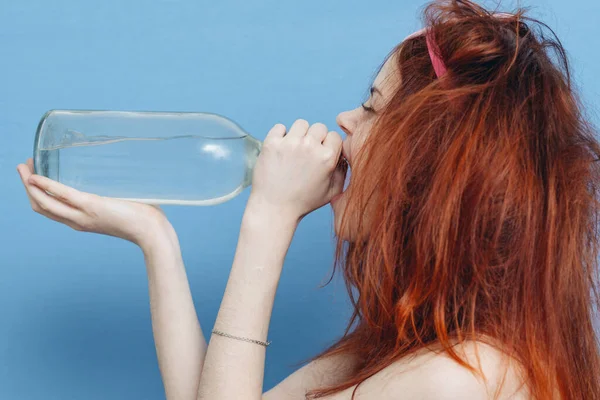 Részeg nő üveg alkohol érzelmek kék háttér — Stock Fotó