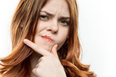 Neşeli kadın duyguları maymun yaşam tarzını yakından izler.