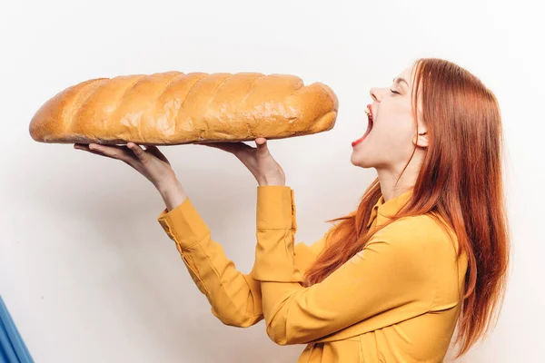 Mujer con pan fresco hambre calorías alimentos harina producto —  Fotos de Stock