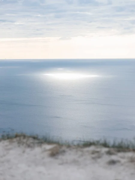 Sol al atardecer azul mar océano rocas naturaleza aire fresco — Foto de Stock
