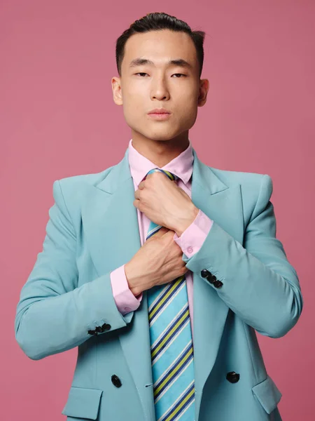 Man of Asian appearance blue suit executive draw office pink background — Stock Photo, Image