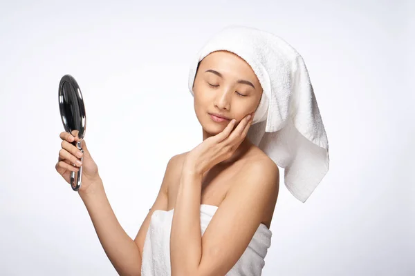 Hermosa mujer espejo en manos limpia piel salud estilo de vida cosmetología —  Fotos de Stock