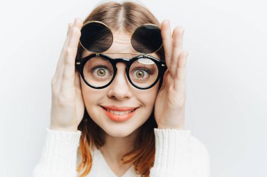 Kadın duyguları şık gözlük stüdyosunun yüzünü kapatın.