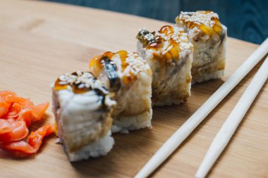 Suşi çubukları Japon mutfağı kızıl üst manzara