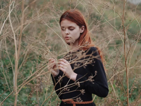 Suché větve příroda tráva žena v černých šatech čerstvý vzduch — Stock fotografie