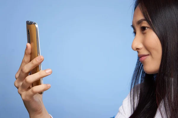 Ziemlich asiatische Frau Blick auf Telefon-Technologie Kommunikation Lebensstil — Stockfoto