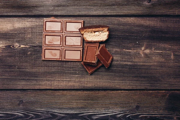 チョコレートスイーツレストランココアキャンディー木製の背景 — ストック写真