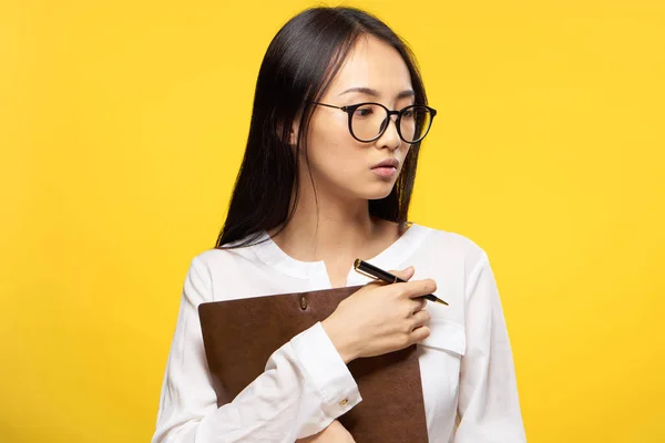 Asiatico donna con notebook in mano apprendimento studente giallo sfondo — Foto Stock