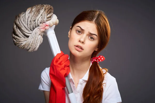 Temizlikçi kadın eldivenli paspas, ev işi rutin işler. — Stok fotoğraf