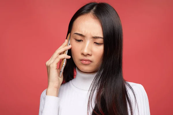Жінка азіатський зовнішній вигляд, що спілкується по телефону добре технологія способу життя ізольований фон — стокове фото