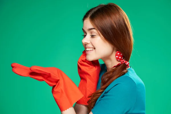Веселая красивая женщина в резиновых перчатках эмоции зеленый фон очистки — стоковое фото