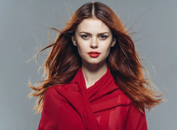 Mujer rojo chal encanto lujo aislado fondo —  Fotos de Stock