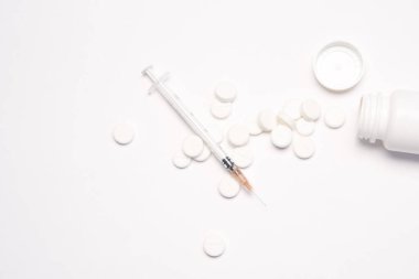 Hafif arka planda hapları olan beyaz kavanoz. Tıbbi sağlık vitaminleri.