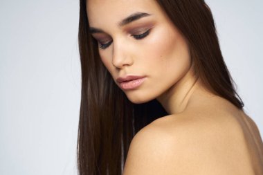 Güzel, esmer, çıplak omuzlar, uzun, yakın plan açık renk saçlar.