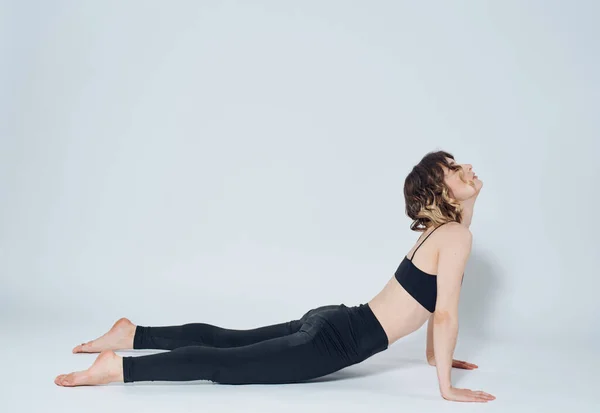 Kvinnor gör armhävningar I ett ljust rum, sport meditation yoga asanas — Stockfoto