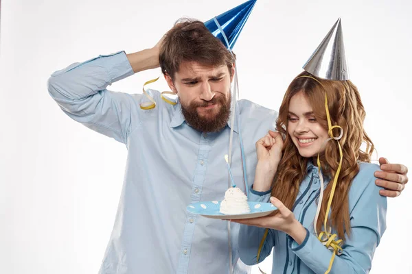 Fiesta de cumpleaños disco jóvenes con pastel y columnas divertido recortado ver de cerca — Foto de Stock