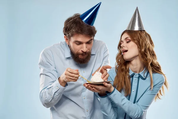 Bolo de aniversário com vela homem e mulher festa corporativa diversão feriados — Fotografia de Stock