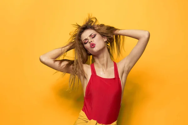 Emotionell kvinna vågigt hår ljus makeup livsstil gul bakgrund — Stockfoto