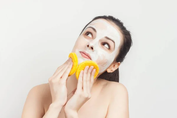 Morena bonita aplicando maquiagem cuidados da pele cosméticos vista recortada — Fotografia de Stock