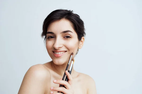 Hübsche Frau nackte Schultern Make-up Pinsel Kosmetik Hautpflege — Stockfoto