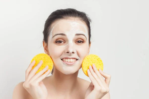 Wanita cantik bahu telanjang wajah krim perawatan kulit kosmetologi — Stok Foto