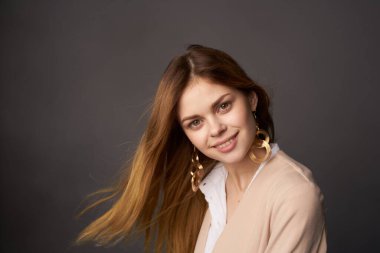 Zarif bir kadın stüdyo dekorasyonu eğlenceli karanlık bir arka plan