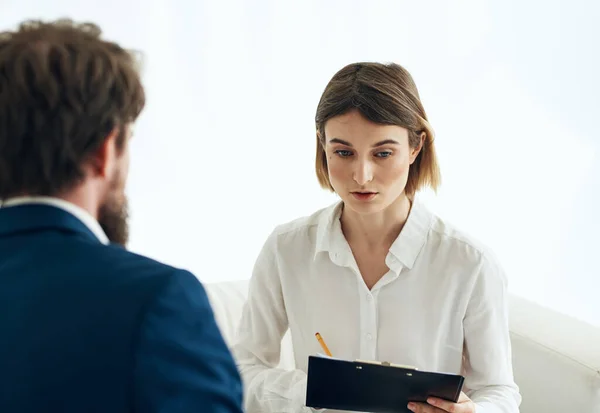 Mujer y hombre traje documentos trabajo de comunicación — Foto de Stock