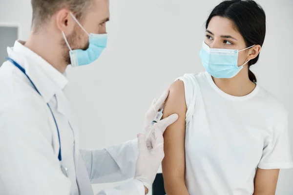 Orvosi fecskendő Temryuk védőkesztyű közelkép védőoltás — Stock Fotó