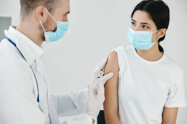 Médico jeringa Temryuk guantes de protección de cerca vacunación —  Fotos de Stock