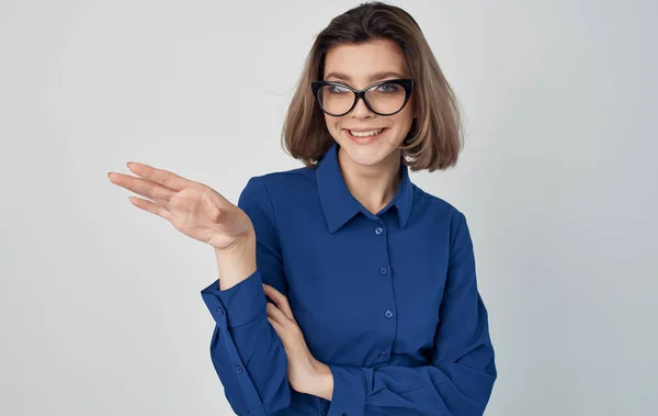 Kvinna i blå skjorta och glasögon känslor manager — Stockfoto