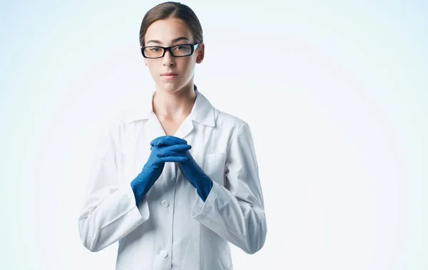 Doktor kadın doktor ve mavi eldiven aşısı testi. — Stok fotoğraf