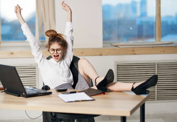 Mulher colocar os pés na mesa de trabalho escritório secretário laptop oficial — Fotografia de Stock