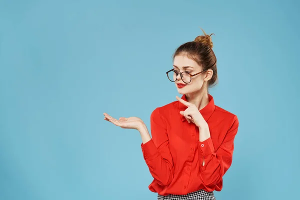 Mujeres estilo elegante camisa roja fondo azul oficial — Foto de Stock