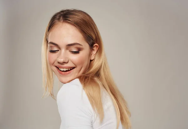 Mujer rubia feliz Deleite gesto con las manos Copiar el espacio fondo gris — Foto de Stock