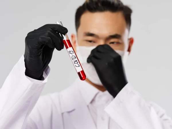 Чоловічі лабораторні техніки чорні рукавички дослідження медичної маски аналіз крові — стокове фото