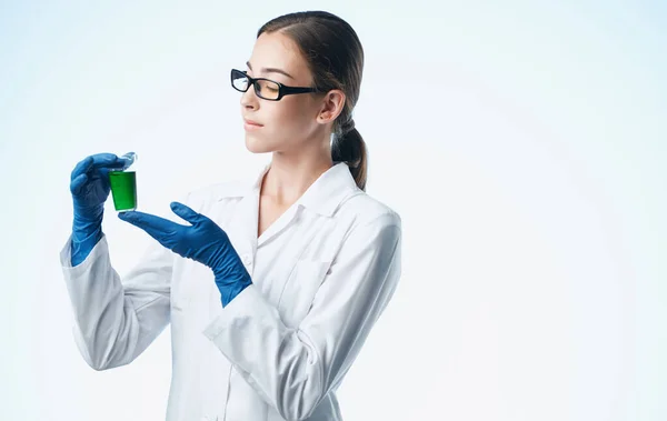 医療用ガウンを着た女性医師と青い手袋の予防接種テスト — ストック写真