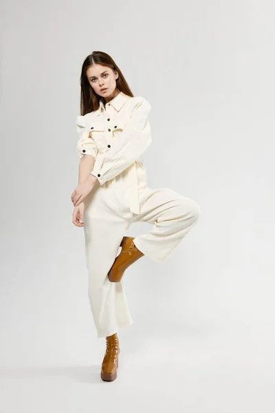 白いジャンプスーツのファッション現代的なスタイルの魅力の女性 — ストック写真