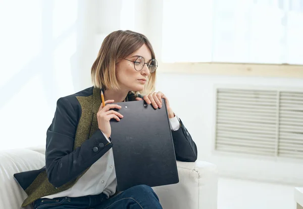 Femme d'affaires avec un dossier de documents et dans un costume classique à l'intérieur près de la fenêtre — Photo