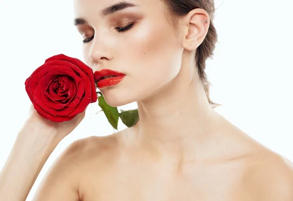 Modelo mulher atraente com ombros desnudados e um charme emoção flor — Fotografia de Stock