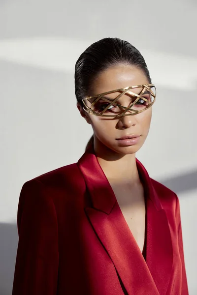 Model in rode blazer met accessoire op gezicht bijgesneden weergave — Stockfoto