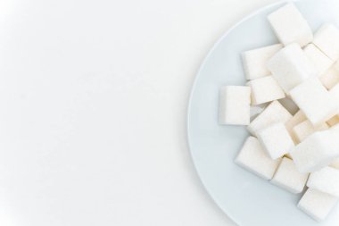 Kalorili bir tabakta rafine şeker.