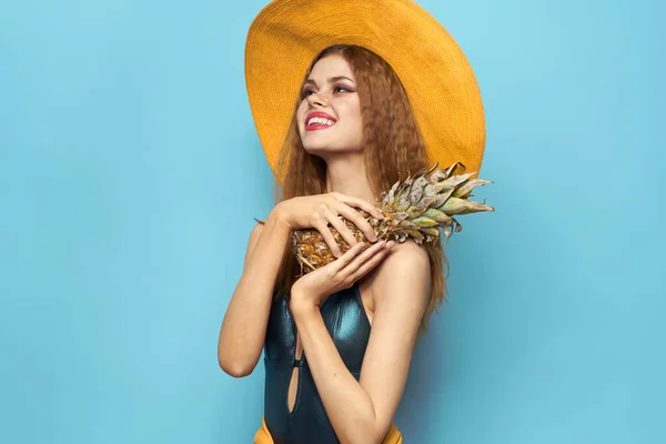 Vacker kvinna i ananas hatt Exotisk lyx sommar — Stockfoto