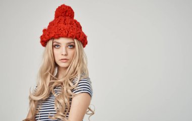 Çizgili tişörtlü, şapkalı, telefon görüşlü duygusal sarışın kadın.