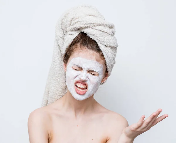 Femme aux épaules nues gesticulant avec masque visage crème mains — Photo