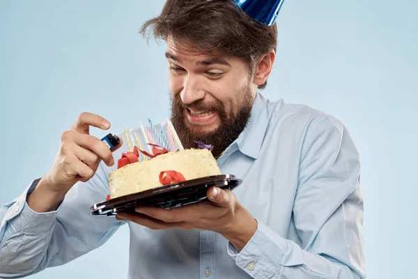 Barbudo hombre con gorra en su cabeza pastel regalo de vacaciones emociones — Foto de Stock