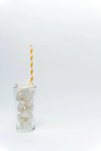 Azúcar en un vaso con un cóctel de paja dulces energía — Foto de Stock