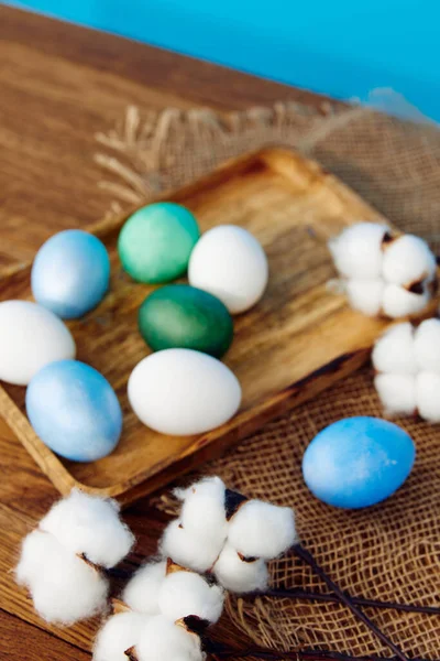 Fiesta Pascua decoración primeros planos huevos tradición azul fondo —  Fotos de Stock