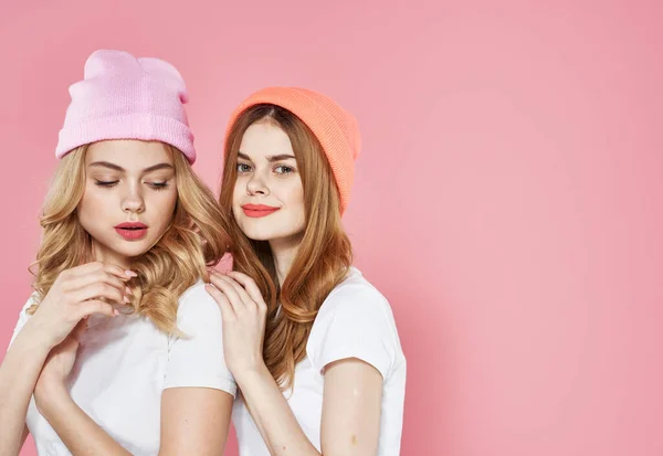 Две гламурные девушки красочные шляпы обнимает общение дружба образ жизни — стоковое фото